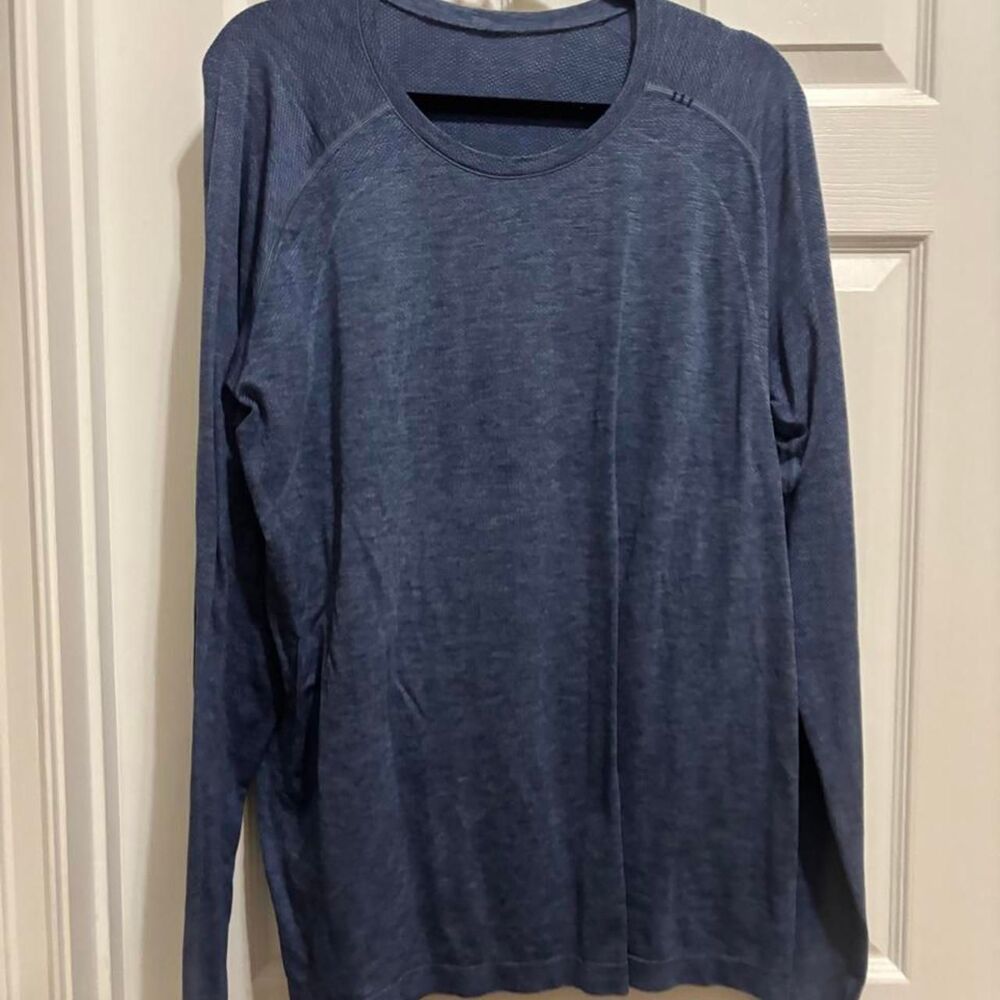 Lululemon Men's Blue and Navy Shirt
